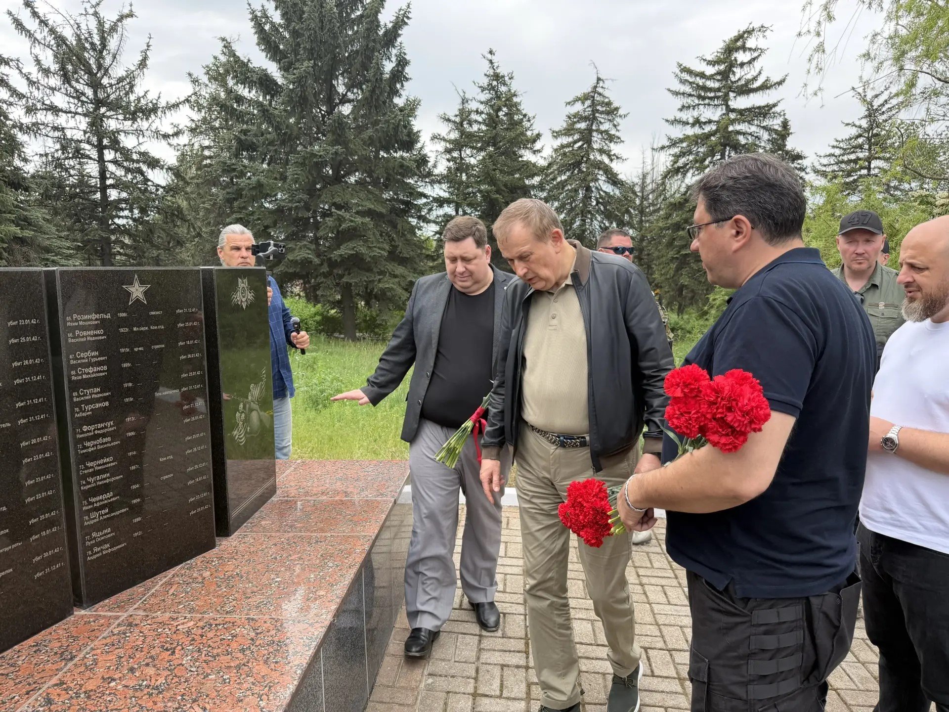 Губернатор Ленобласти возложил цветы к братскому захоронению в Ольховатке в ДНР - Ранее монумент был восстановлен ленинградскими специалистами.