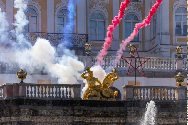 Пенсионеры смогут бесплатно посетить парки Петергофа в День Победы - Для получения бесплатного билета необходимо предъявить пенсионное удостоверение.
