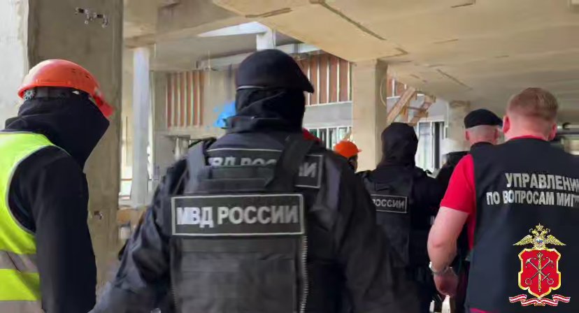 Полиция искала нелегалов на стройплощадках Петербурга и Ленобласти - Полиция проверила 126 иностранцев, среди которых 24 работали на стройках нелегально.
