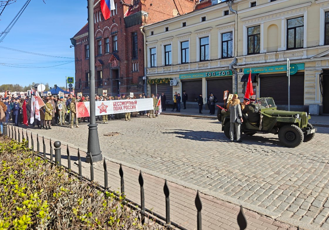 "Бессмертный полк" прошел по улицам Выборга - День Победы в районном центре начался с масштабного шествия с портретами героев.