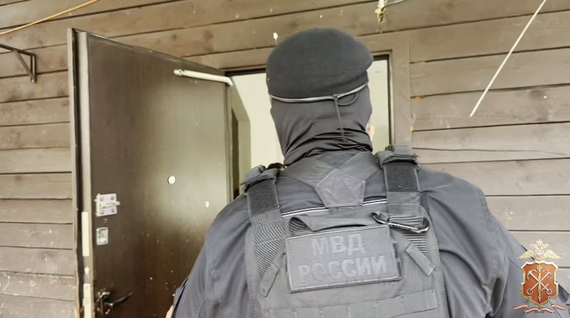 Полиция устроила масштабный рейд по цыганским домам в деревне Верхние Осельки - Сотрудники правопорядка проверили 47 жилых строений, 281 человека и 76 транспортных средств. В отдел