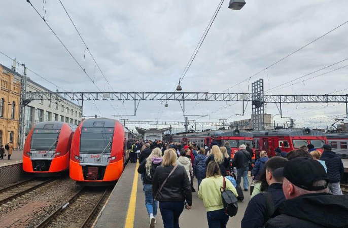 В Петербурге и Ленобласти выделят дополнительные пригородные поезда на время праздников - Дополнительные пригородные поезда запустят на Финляндском направлении в период майских праздников.