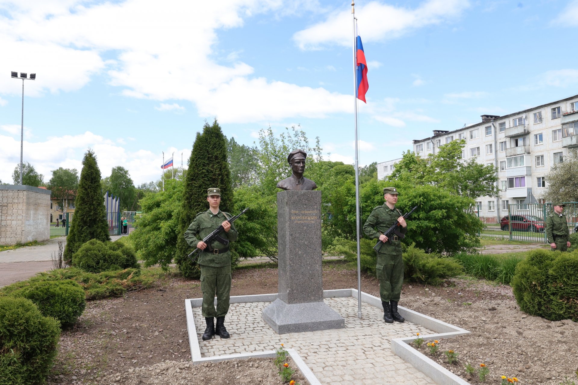 В Светогорске открыли памятник герою-пограничнику Андрею Коробицыну - Участники церемонии возложили цветы к новому памятнику и почтили память всех героев-пограничников ми