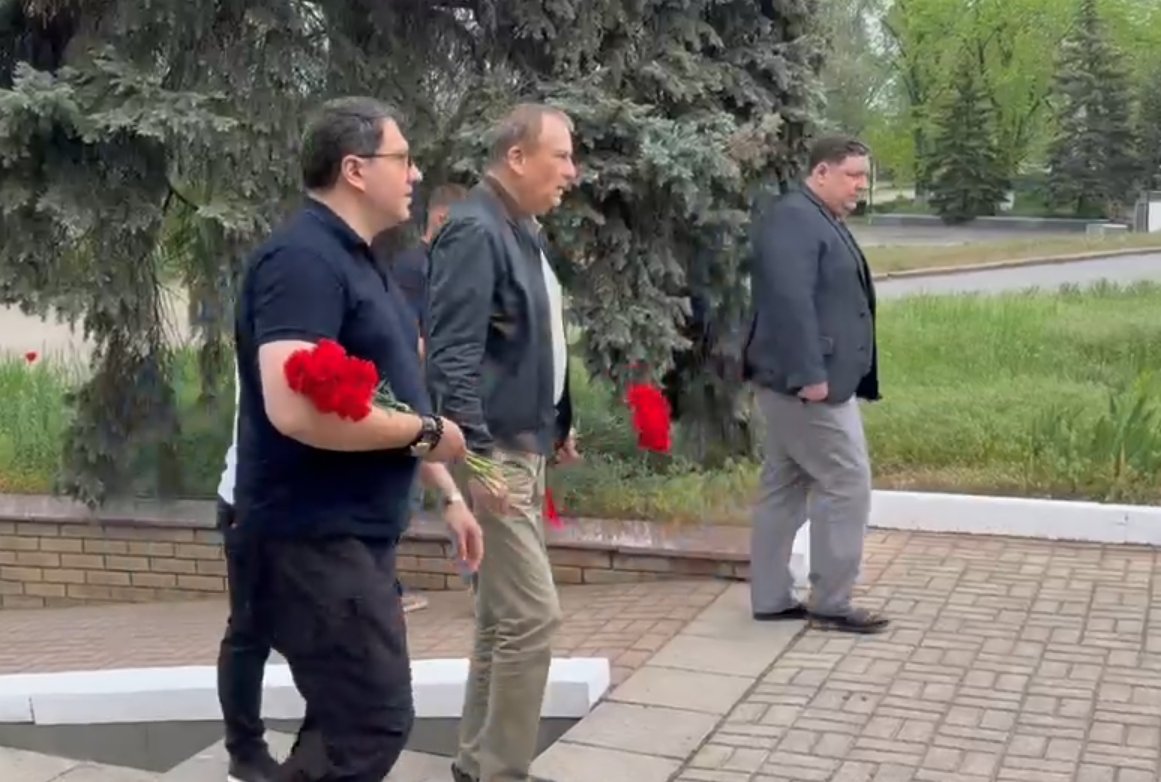 Губернатор Ленобласти возложил цветы к братскому захоронению в Ольховатке в ДНР - Ранее монумент был восстановлен ленинградскими специалистами.