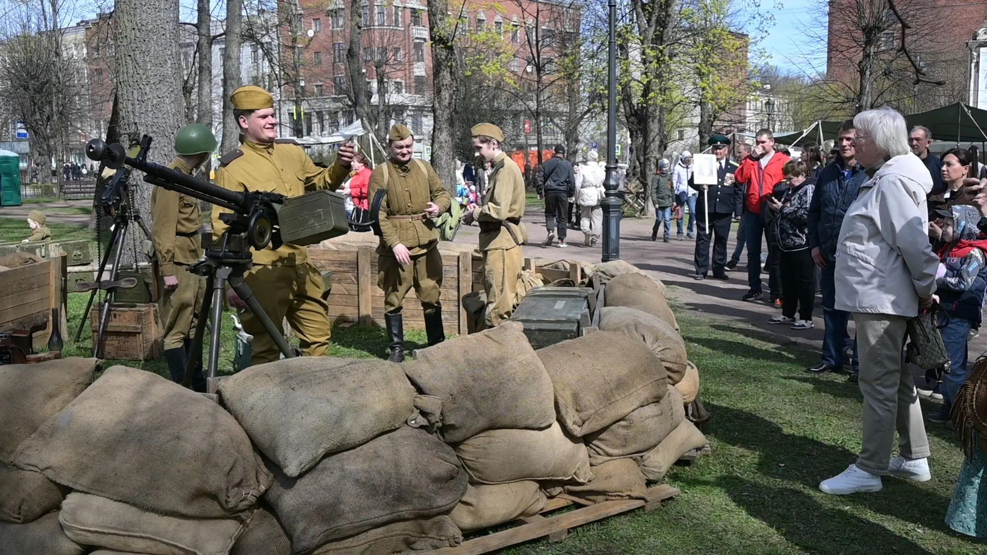 Экспозицию «История нашей Победы» развернули в парке Ленина в Выборге - Гости и жители города могут ознакомиться с образцами военной техники времен ВОВ, поучаствовать в инт
