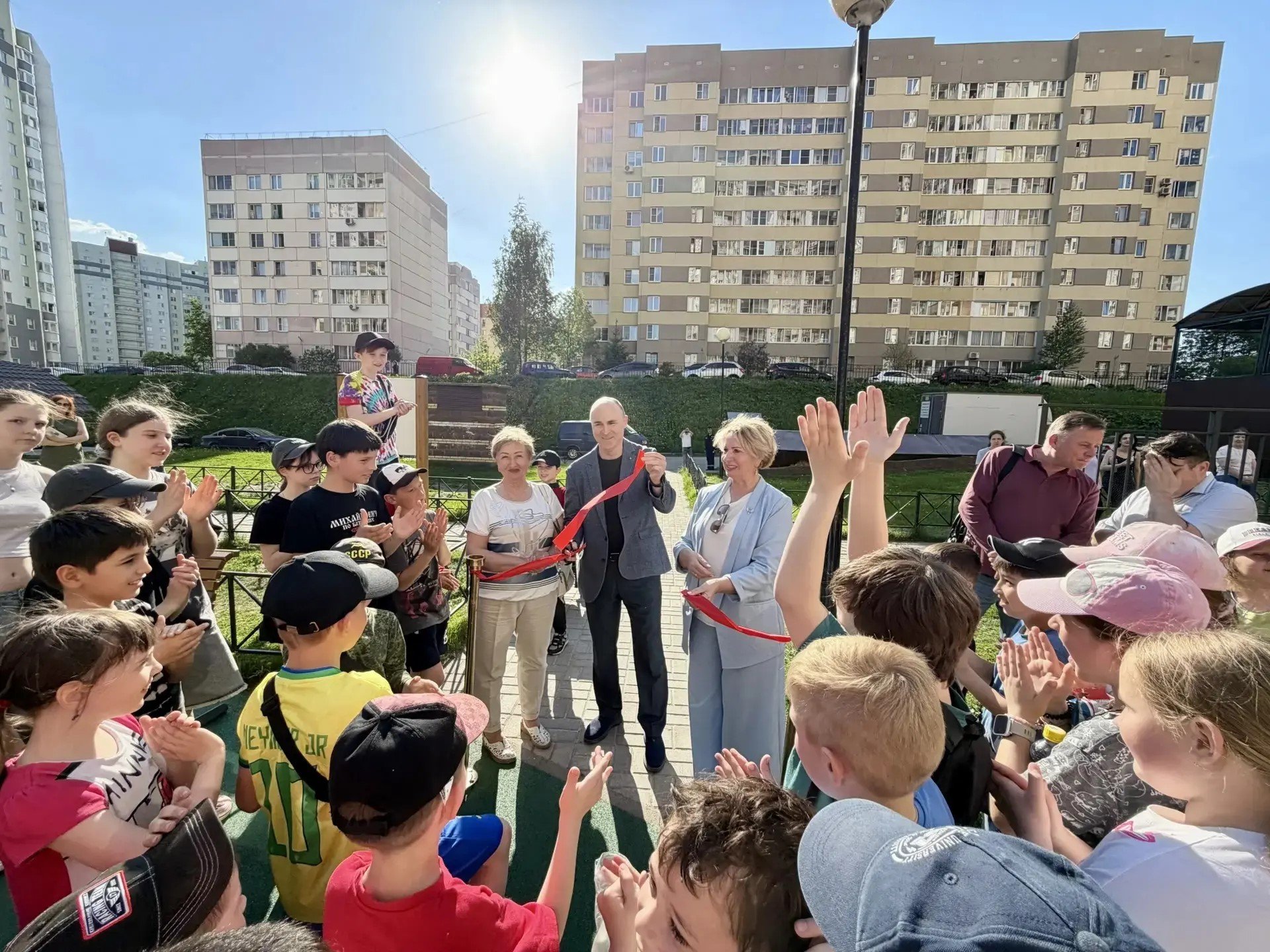 Первый в 2026 году двор благоустроили в Ленинградской области в Буграх - Новое пространство появилось у домов на Школьной улице. Устаревшее оборудование заменили на современ