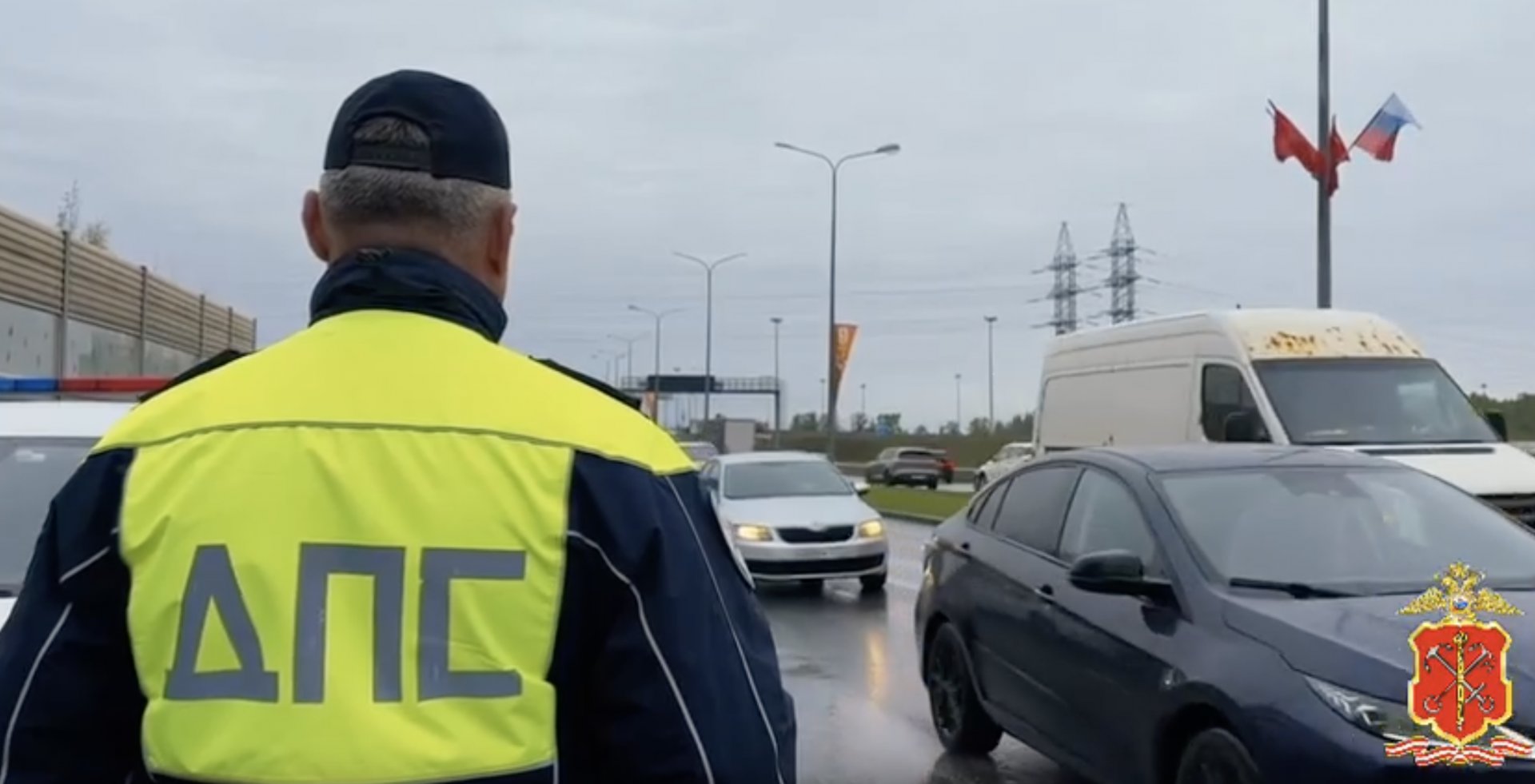 Полиция проверила более 400 автомобилей в Ломоносовском районе - В отдел полиции были доставлены девять человек.