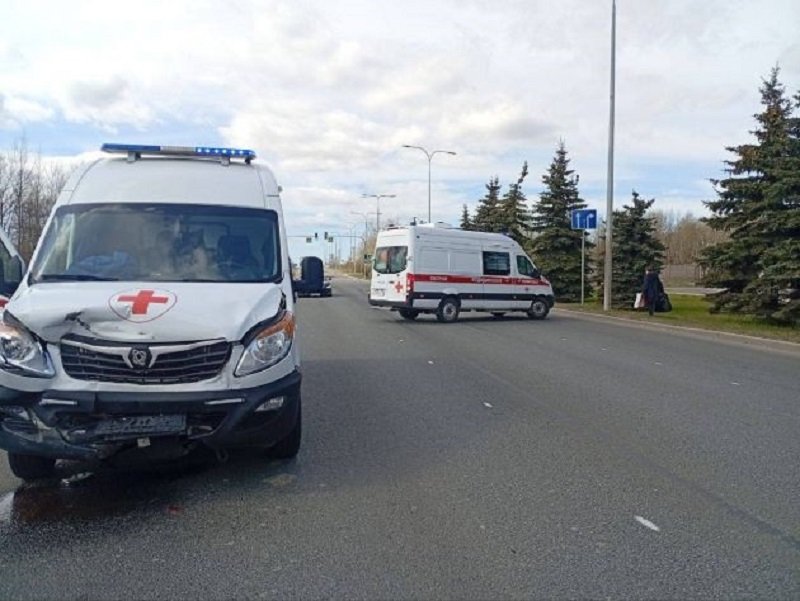 Машина скорой помощи попала в ДТП с иномаркой в Петербурге. Четверо пострадали - Автомобиль скорой помощи столкнулся с Volkswagen возле дома № 1 по Волхонскому шоссе в Московском ра