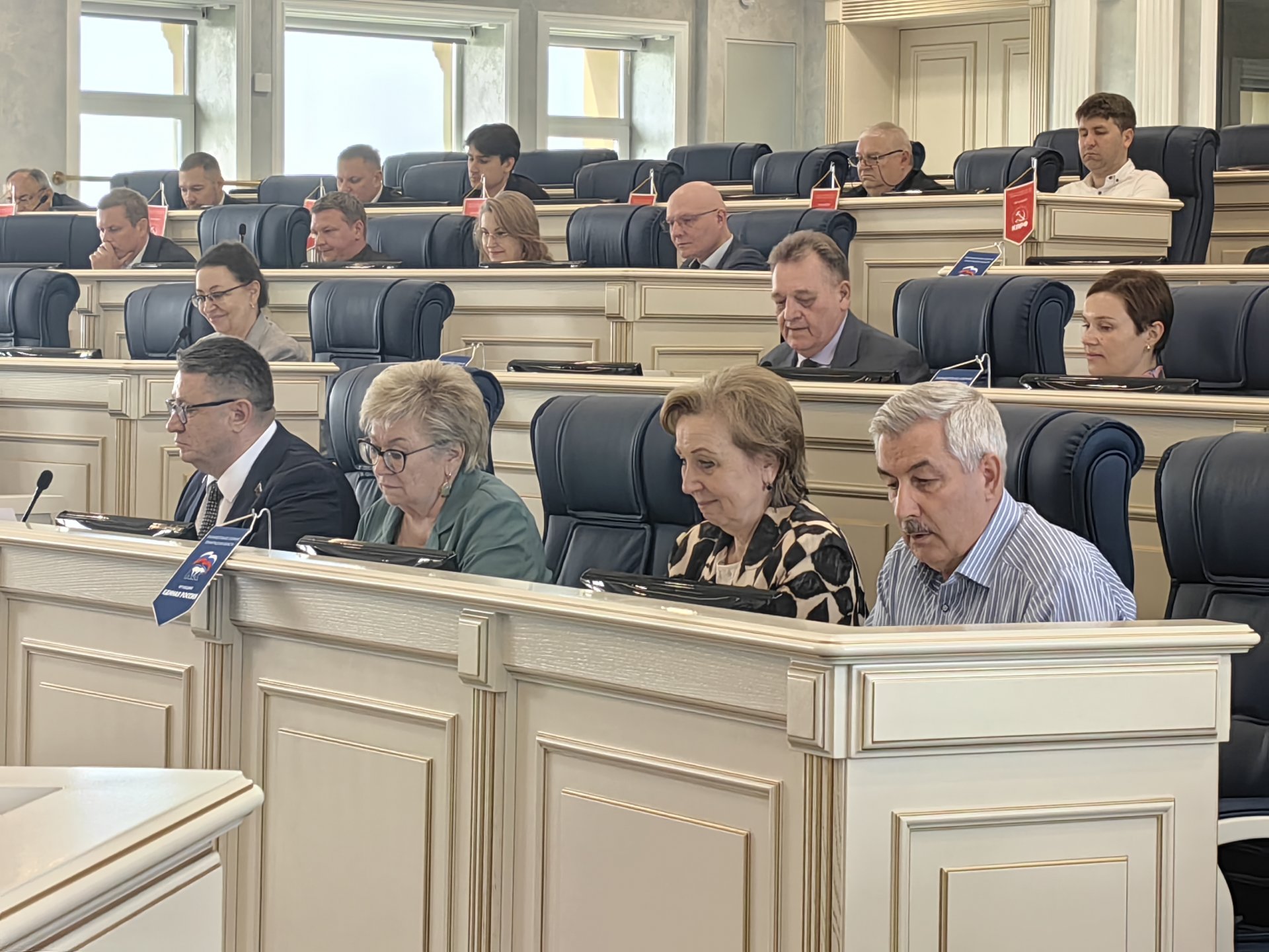 Депутаты Ленобласти смягчили условия получения пособия для многодетных семей - На 84-м внеочередном заседании Законодательного собрания Ленинградской области депутаты приняли в пе