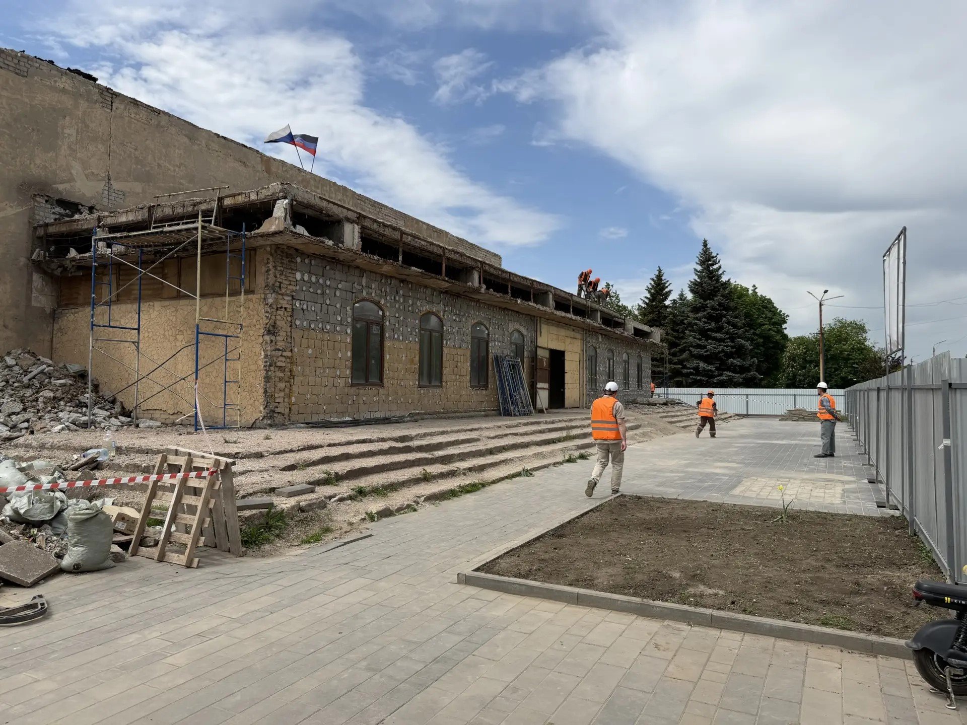 Губернатор Ленобласти оценил ход работ в здании бывшего кинотеатра в Енакиево - Совсем скоро на месте кинотеатра появится детский центр.
