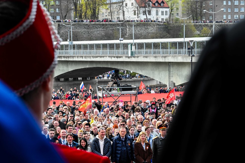 «Два берега — одна Победа. Одна на всех»: концерт в Ивангороде объединил тысячи людей по обе стороны границы - В Ивангороде 9 мая прошел концерт «Берега Победы», объединивший жителей России и Эстонии. Тысячи зри