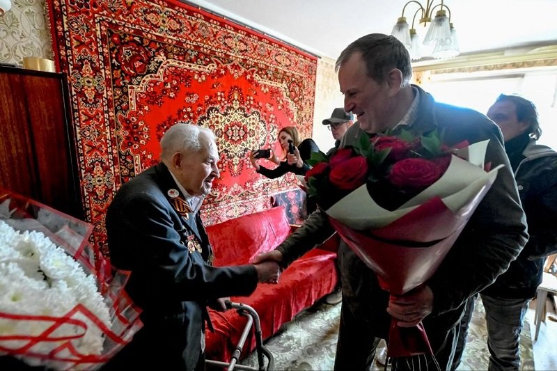 Александр Дрозденко поздравил ветерана Ивана Кулиша с наступающим Днем Победы - Губернатор Ленинградской области Александр Дрозденко навестил 101-летнего ветерана Великой Отечестве