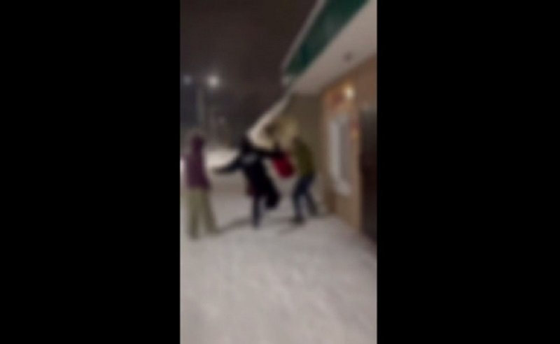 Троих подростков будут судить за избиение троих мужчин в Тихвине - Уголовное дело о хулиганстве в отношении троих несовершеннолетних из Тихвина передали в суд для расс