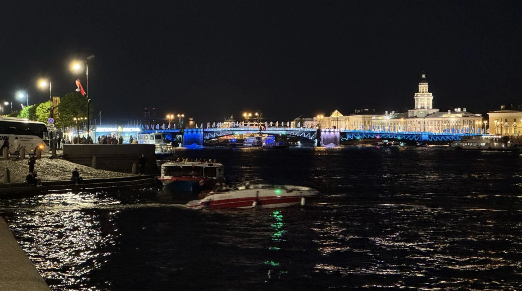 Мосты и телебашню Петербурга подсветят в цветах «Зенита» - Факелы Ростральных колонн уже зажжены в честь победы команды.