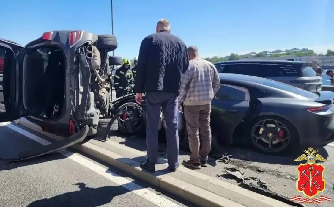 Водитель "Порше" устроил массовую аварию в Петербурге - Владелец спорткара превысил скорость, двигаясь по Арсенальной набережной, и спровоцировал ДТП.