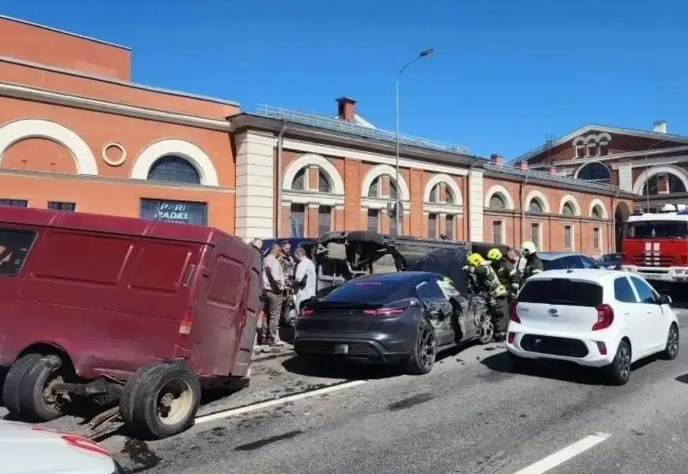 Водитель "Порше" устроил массовую аварию в Петербурге - Владелец спорткара превысил скорость, двигаясь по Арсенальной набережной, и спровоцировал ДТП.