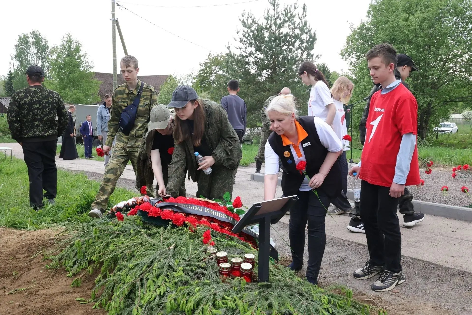 В Выборгском районе перезахоронили останки 34 бойцов Красной Армии - Траурные церемонии прошли в поселках Правдино и Ольшаники.