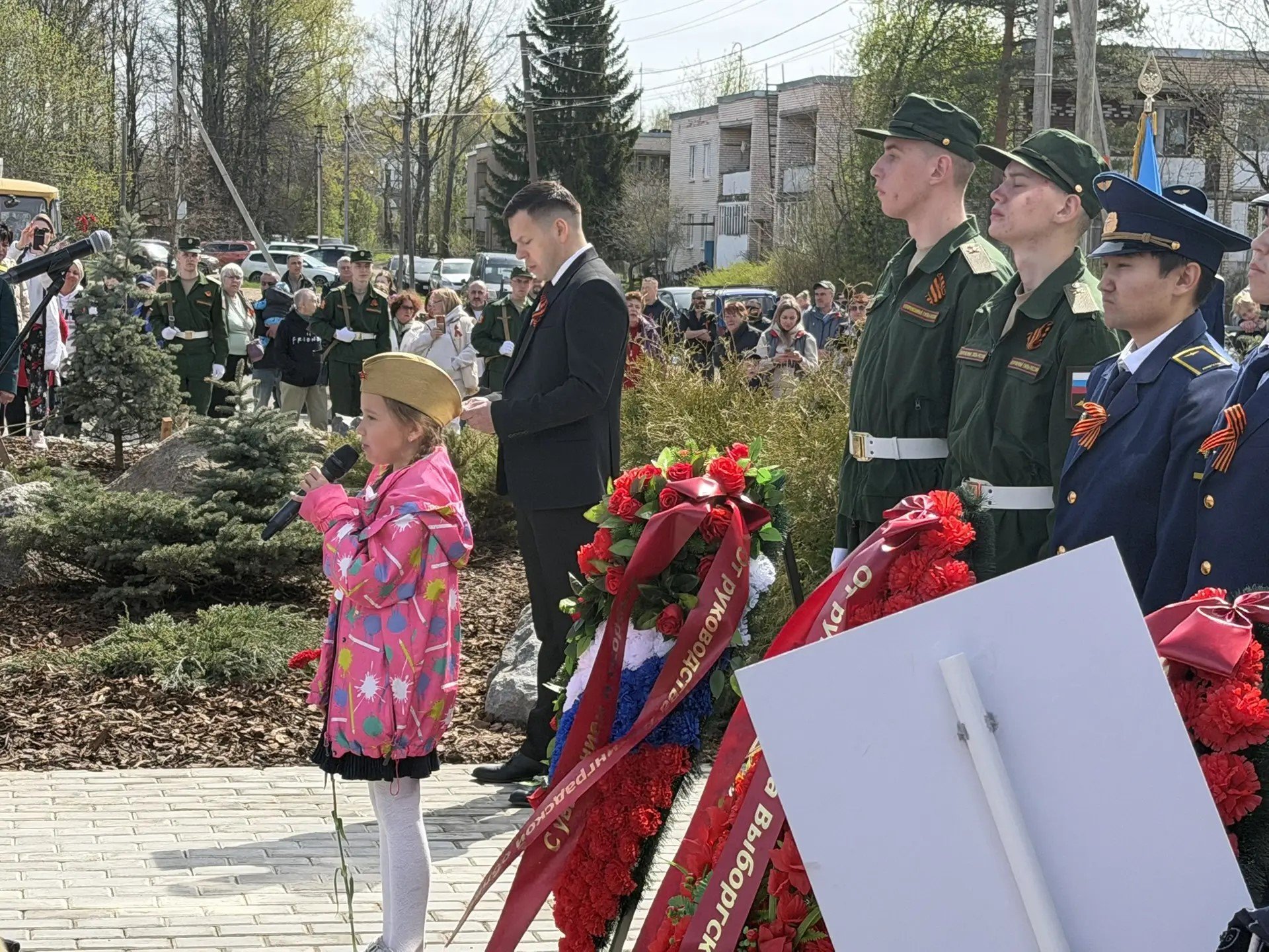 В Выборгском районе увековечили память героя Великой Отечественной войны Леонида Барышева - В поселке Барышево состоялось торжественное открытие памятника в честь Защитника Отечества, павшего 