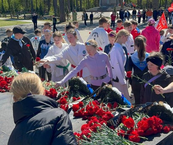 В Ленобласти прошла акция "Бессмертный полк: Герои рядом с нами" - Регион поддержал масштабную памятную акцию, приуроченную ко Дню Победы.