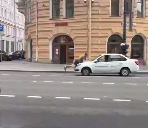В Петербурге служебный автомобиль прокатил велосипедиста на капоте - При проверке выяснилось, что автомобиль, сбивший местного жителя, осуществлял фотофиксацию, а водите