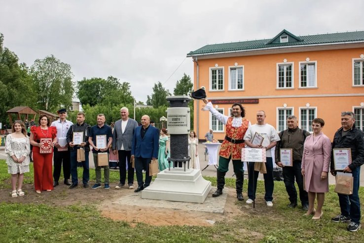 В Низино открыли памятник Петергофскому фонтанному водоводу с уникальной трубой XVIII века - В деревне Низино в Центральном парке культуры и отдыха, в рамках празднования Дня Низинского сельско