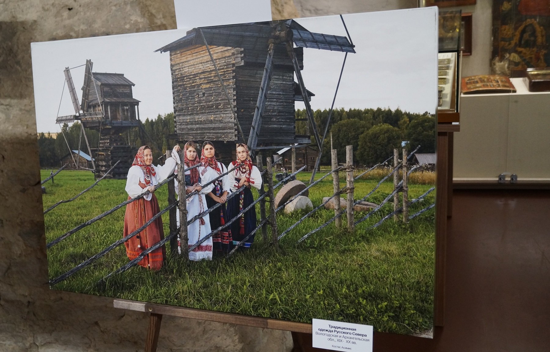 В Старой Ладоге по инициативе ФосАгро открылась фотовыставка проекта «Национальные костюмы России» - В стенах Староладожского Никольского мужского монастыря, в крипте Храма святителя Иоанна Златоуста, 