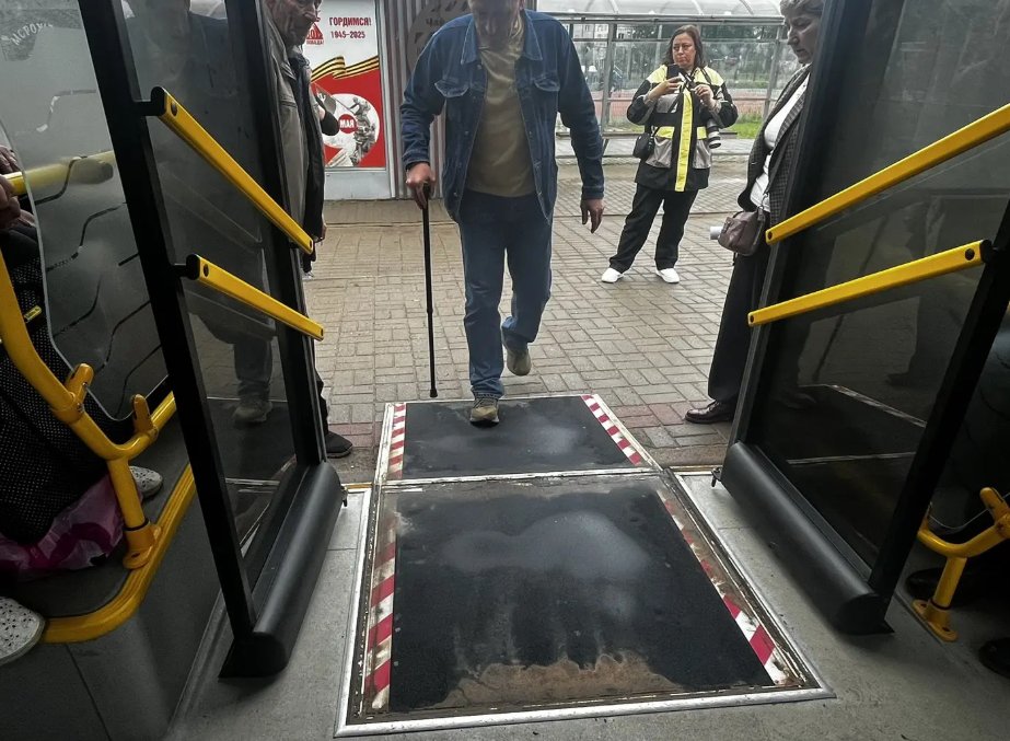 В Волхове оценили доступность общественного транспорта в рамках проекта «Проверено СВОими» - Ветеран СВО проверил муниципальный маршрут №2 в Волхове.
