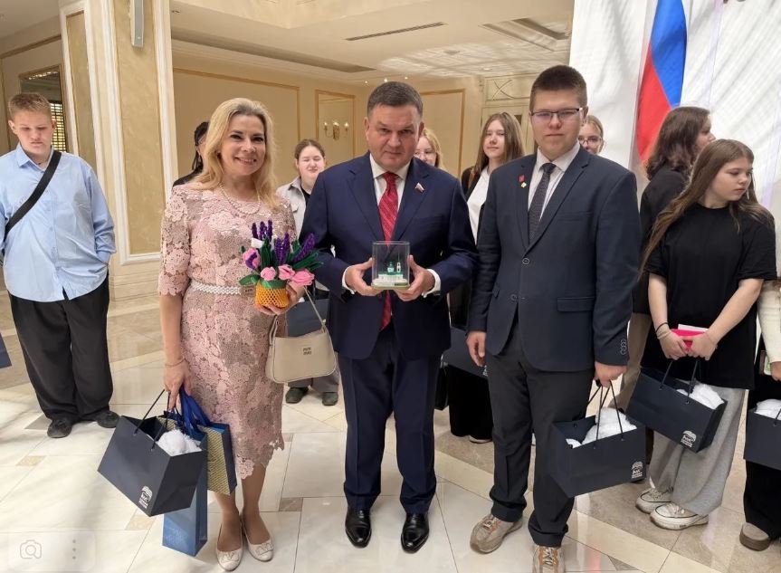 Школьники из Ленобласти побывали на экскурсии в Совете Федерации - Делегацию школьников из Ленинградской области приняли в Совете Федерации в Международный день защиты