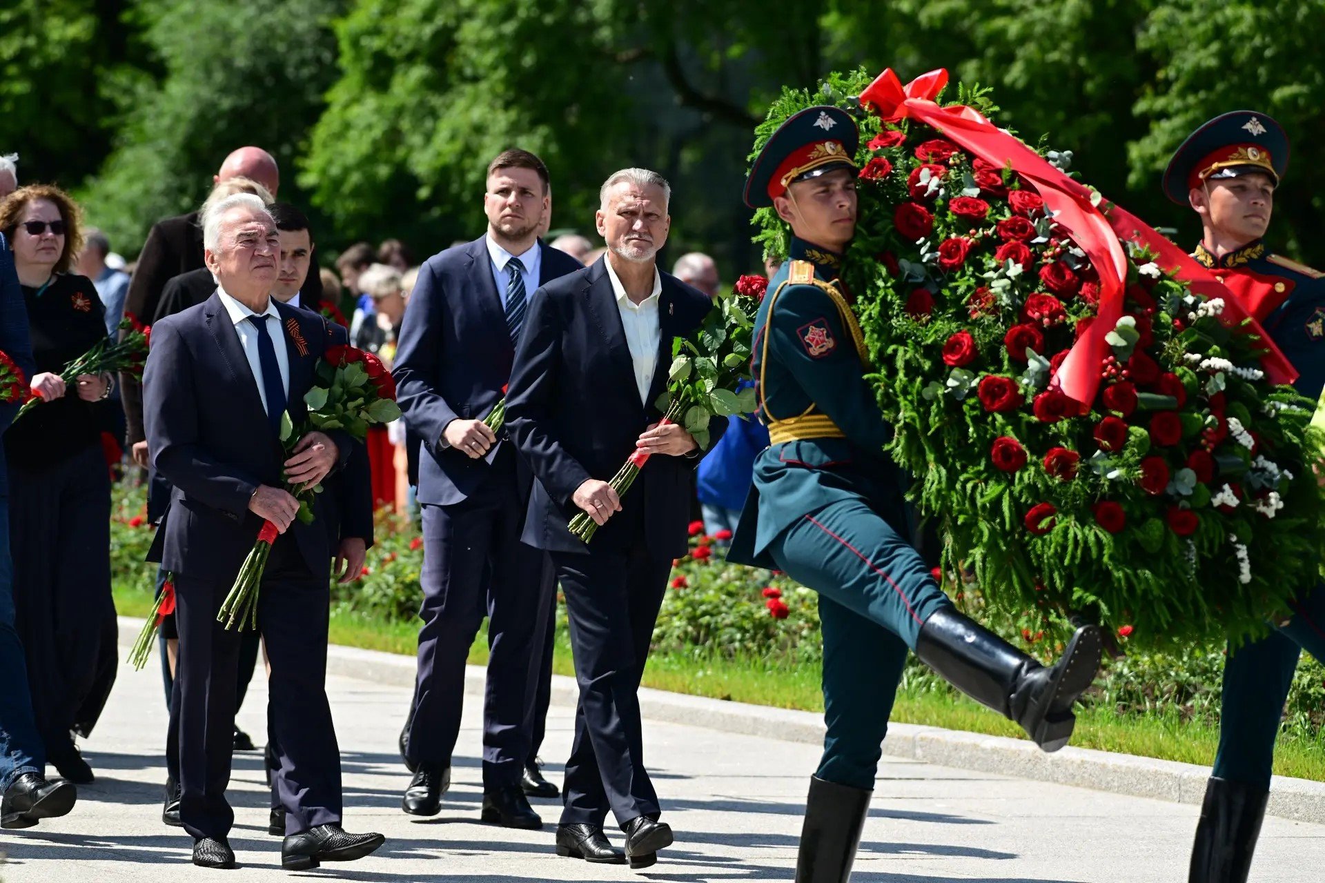 Делегация Ленобласти приняла участие в церемонии на Пискарёвском мемориале в День памяти и скорби - В День памяти и скорби, в 85-ю годовщину начала Великой Отечественной войны, делегация Ленинградской