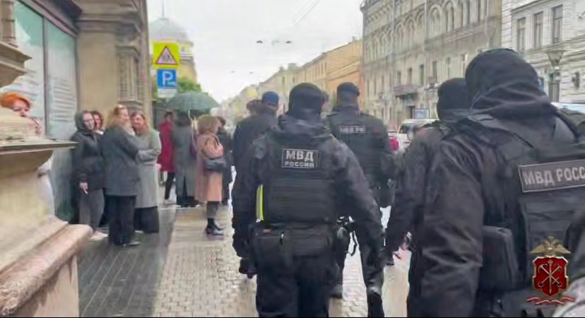 Мигранты прятались от полиции на крыше лицея в Петербурге - Всего в ходе рейда проверены 60 человек, половина из которых — выходцы из стран Средней Азии.