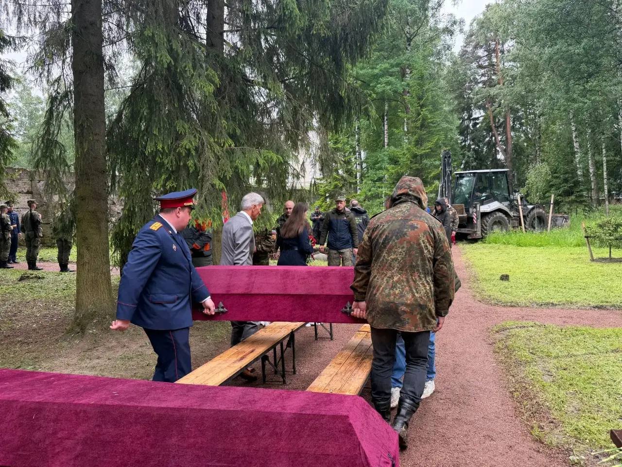 В Гатчине перезахоронили останки бойцов и мирных жителей, погибших в годы войны - Останки были найдены поисковым отрядом «Искра».