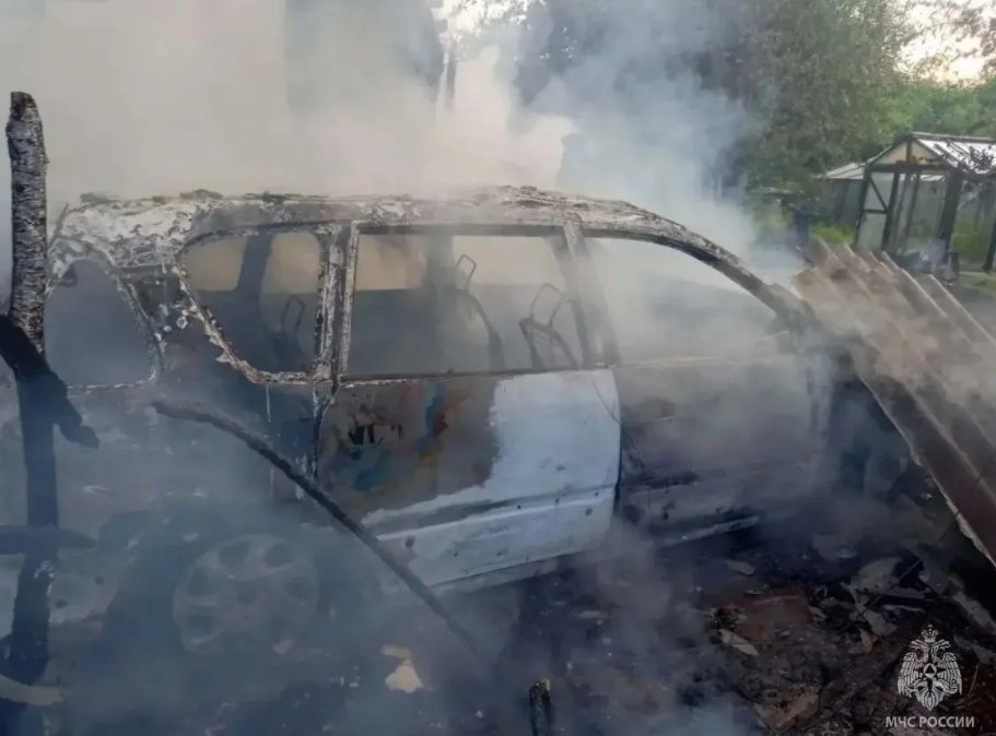 Один человек погиб в результате возгорания жилого дома в Волхове - Огонь полностью уничтожил жилую постройку, сарай и автомобиль.