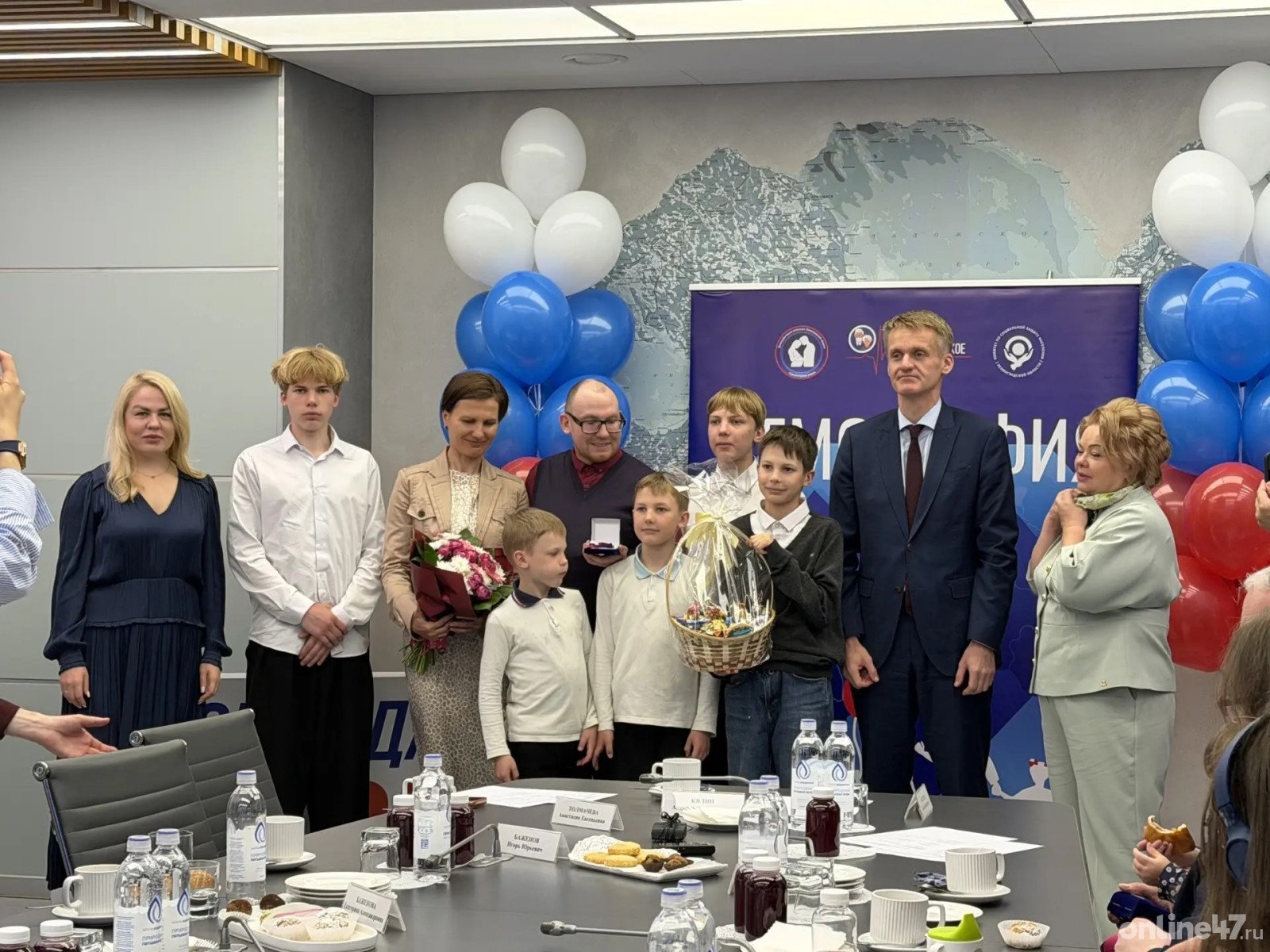 Две многодетные семьи из Ленобласти получили новые микроавтобусы от правительства региона - Сегодня, 1 июня, День защиты детей две многодетные семьи из Тосненского и Ломоносовского районов пол