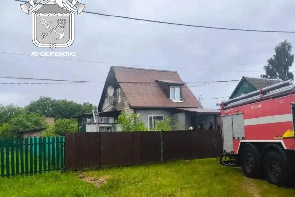 Пожарные вывели пенсионерку из загоревшегося частного дома в Подпорожье - Обстоятельства возгорания устанавливаются.
