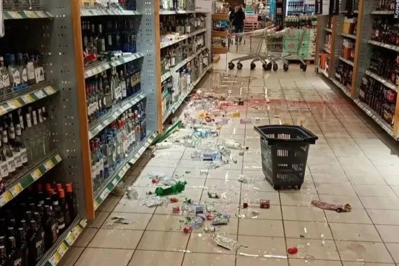 Молодой человек разбил бутылок с алкоголем на 50 тысяч рублей в гипермаркете Петербурга - Нетрезвого 27-летнего мужчину задержали в гипермаркете на Выборгском шоссе в Санкт-Петербурге после 