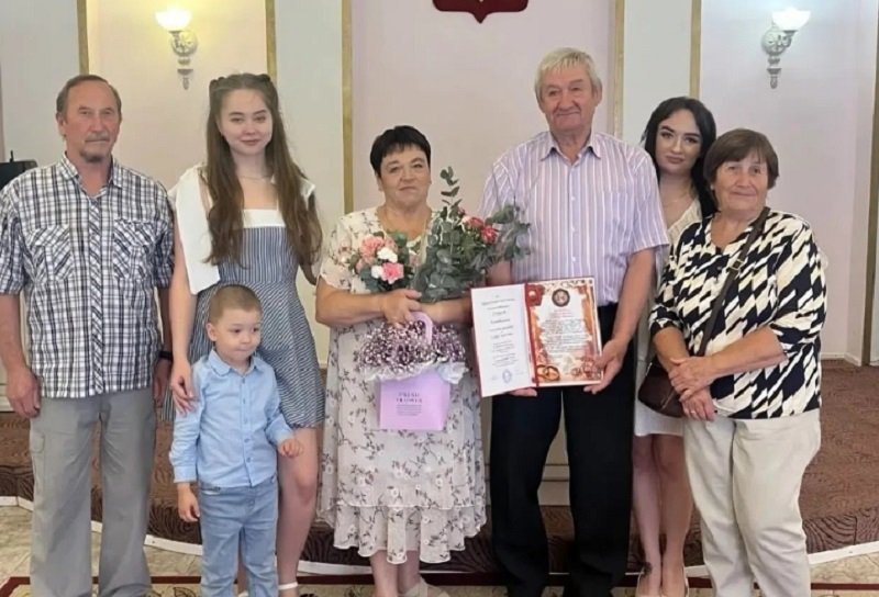 Юбиляров поздравили с 50-летием брака в Тихвине - Супругов Анатолия Ефимовича и Галину Борисовну Хозяйкиных поздравили с 50-летием совместной жизни в 