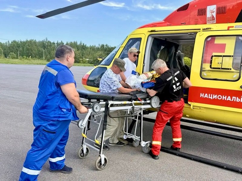 Санитарная авиация Ленобласти выполнила более 140 экстренных вылетов - Медицинские вертолеты доставляли людей в больницы в ситуациях, когда счет шел на минуты.