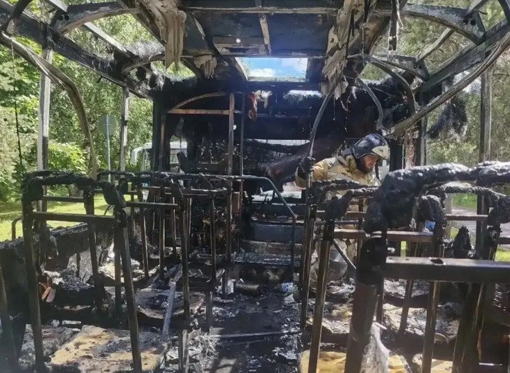 Рейсовый автобус сгорел во Всеволожске - Пассажиров в салоне не было.