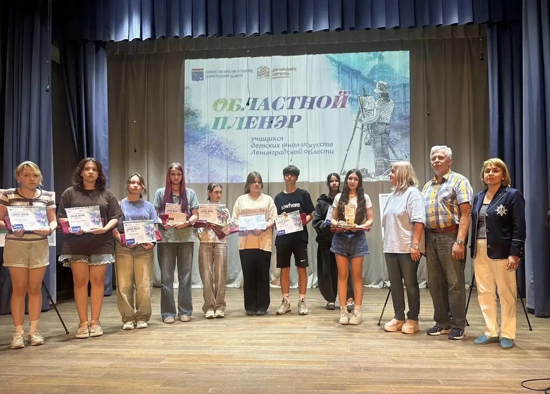 Юные художники Ленинградской области запечатлели Александро-Невскую Лавру на областном пленэре - В Ленинградской области прошёл областной пленэр учащихся детских школ искусств. 58 юных художников и