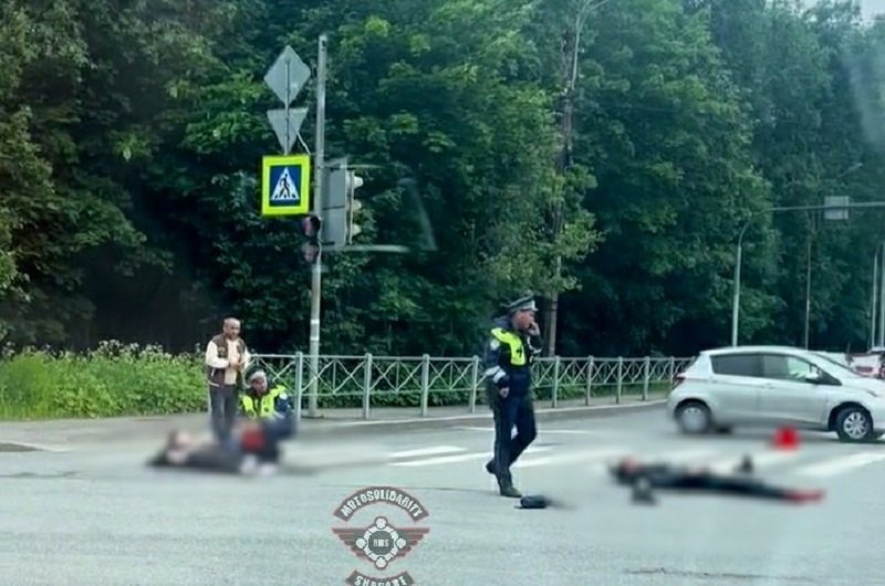ДТП произошло в Парголово. Двое пострадавших не могли встать - Два человека, по словам очевидцев, пострадали в ДТП с мопедом в районе пересечения Выборгского и Пес