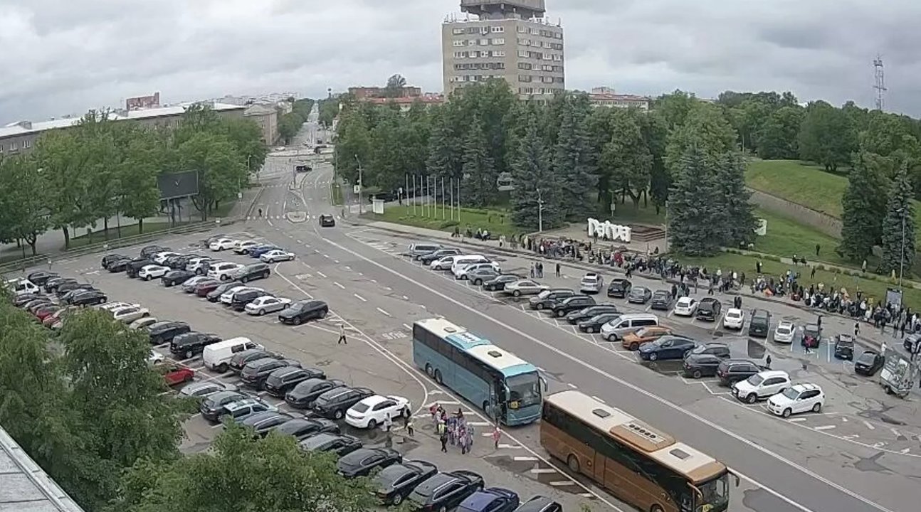 На КПП со стороны Эстонии сохраняются очереди из желающих попасть в Россию - Скопление туристов фиксируется четвертый день подряд.