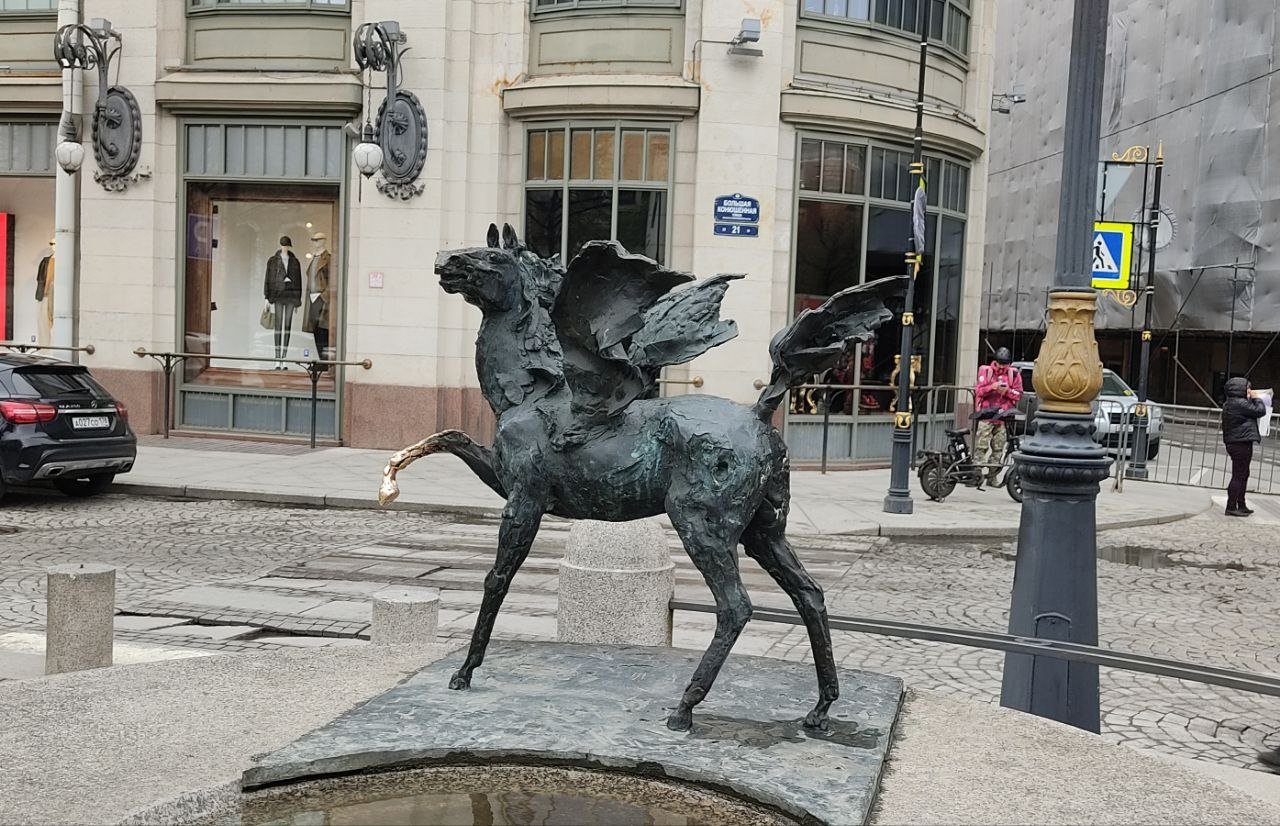 Несколько человек пострадали при атаке БПЛА в Петербурге