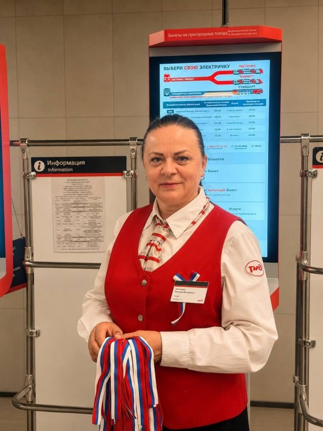 В День России на ж/д вокзалах Петербурга раздают ленточки в цветах триколора - Праздничная акция проходит на Финляндском, Московском, Балтийском, Витебском и Ладожском вокзалах.