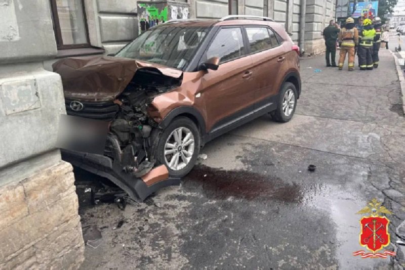Машина влетела в прохожих в Петербурге. Водитель в состоянии клинической смерти - Водителя Hyundai госпитализировали в состоянии клинической смерти, еще два человека пострадали после