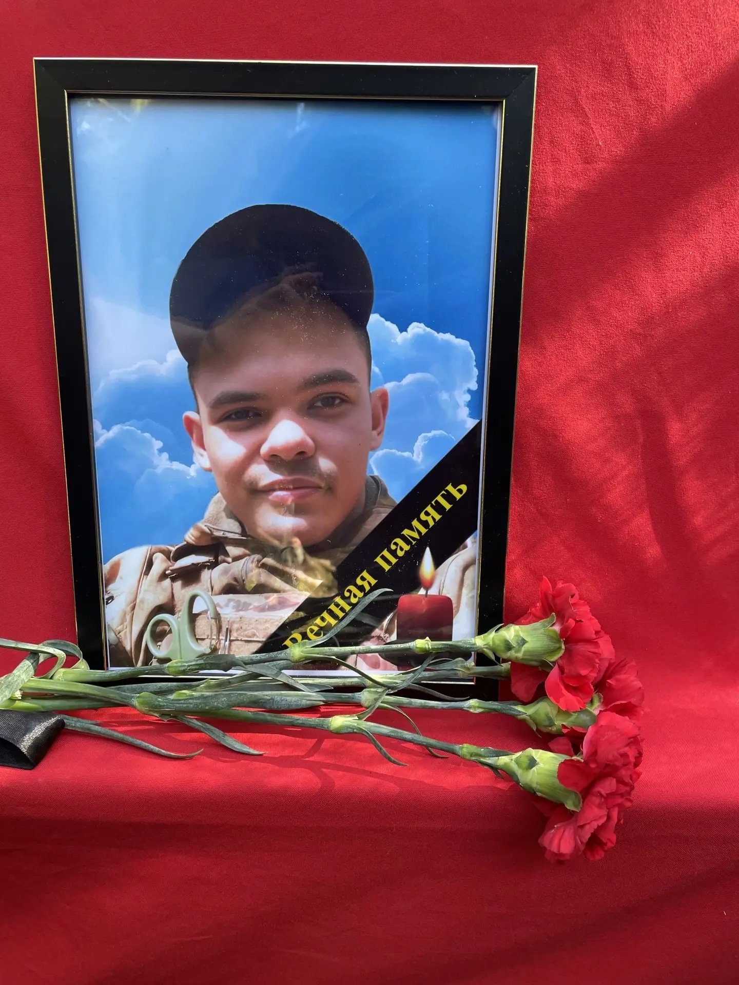 В Тихвине простились с погибшим на СВО Романом Самариным - Погиб Роман 28 мая 2026 года. Ему было 26 лет.