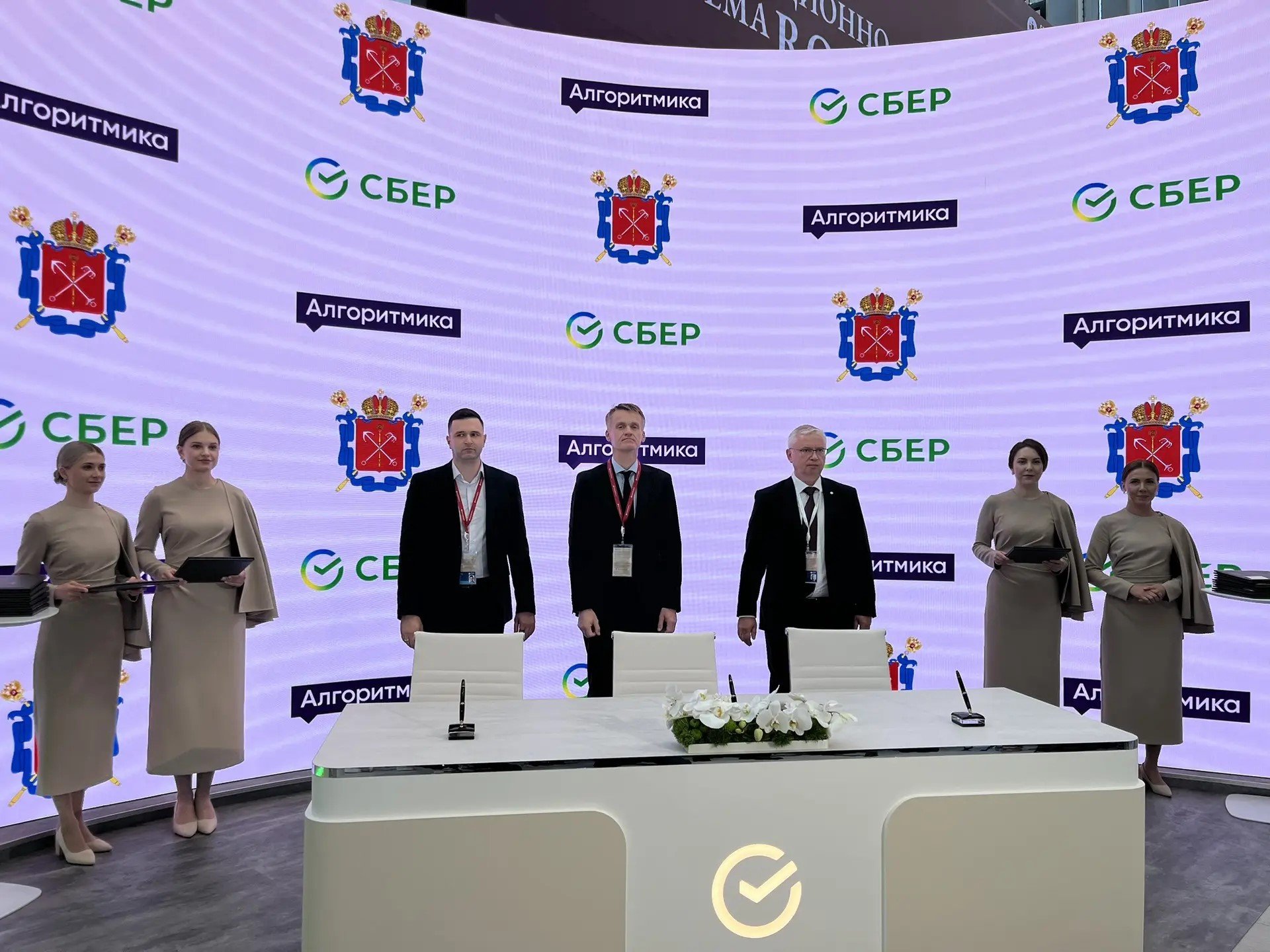 В школах Ленинградской области масштабируют программы по информатике и искусственному интеллекту - Платформа «Алгоритмика» и образовательные программы по информатике и искусственному интеллекту будут