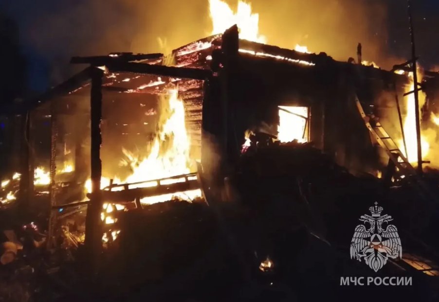 Один человек погиб в результате пожара в частном доме во Всеволожском районе - Еще двое пострадавших госпитализированы.