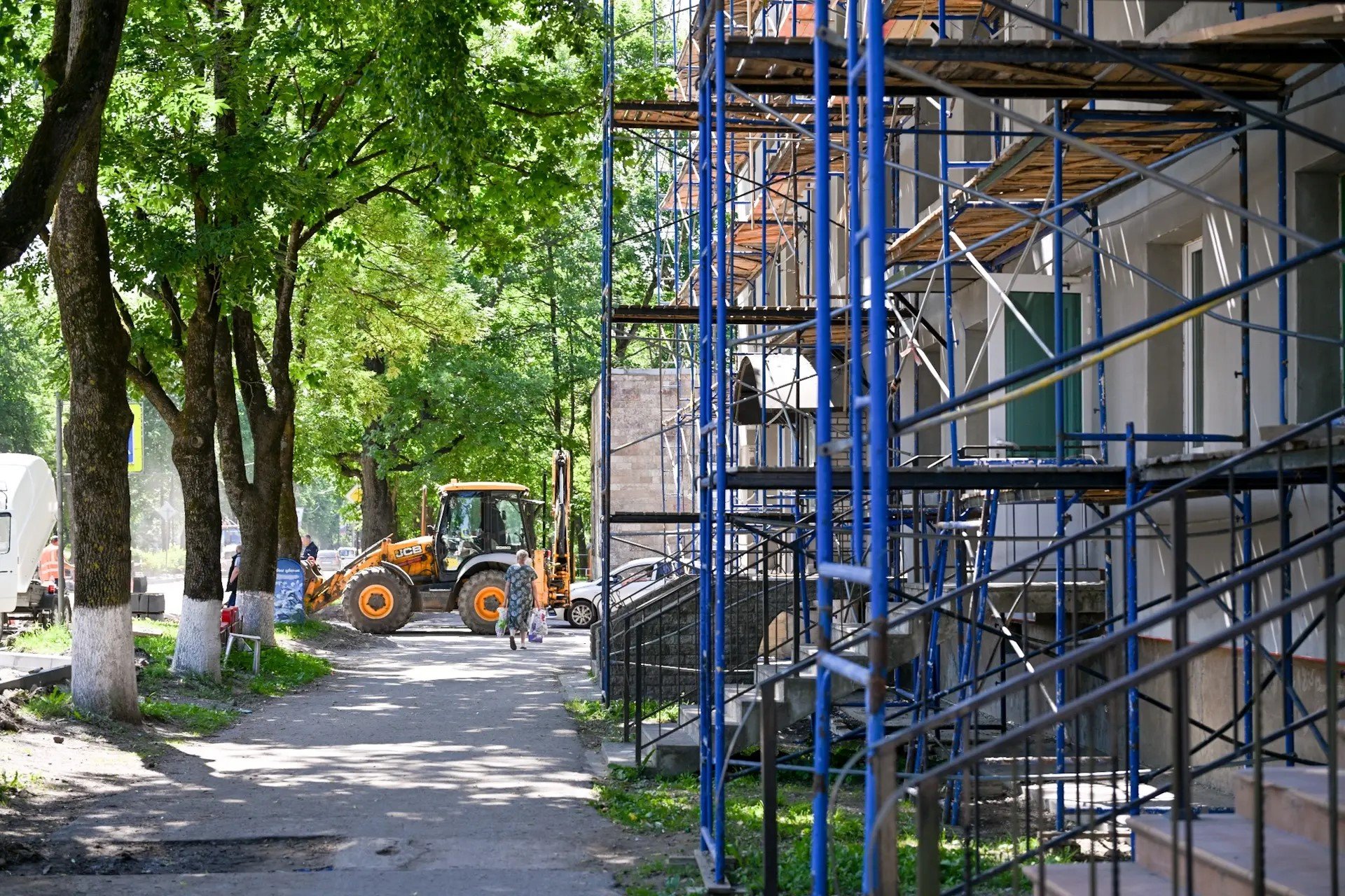 В Ивангороде расширят план благоустройства в рамках подготовки ко Дню Ленинградской области - Прямо сейчас в Ивангороде ведутся работы на ключевых улицах населенного пункта.