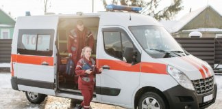 При буксировке понтона трос отлетел в молодого человека в Петербурге. Пострадавший в коме