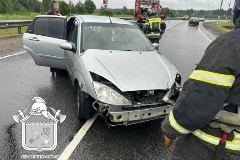Иномарка въехала в отбойник в Лодейнопольском районе - Автомобиль Ford Focus врезался в отбойник на трассе «Кола» в Лодейнопольском районе Ленинградской об